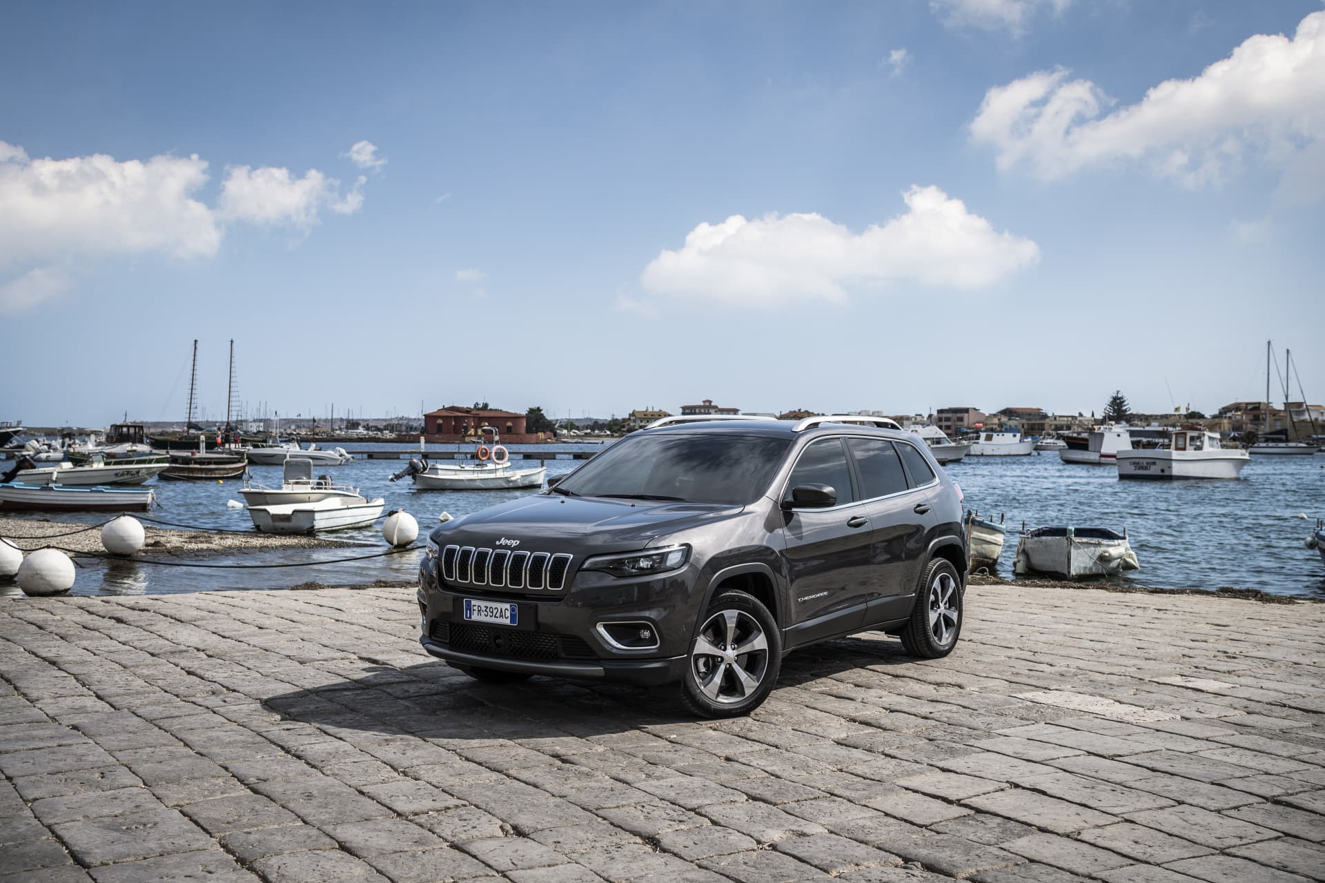 Vista angular delantera del Jeep Cherokee en un muelle