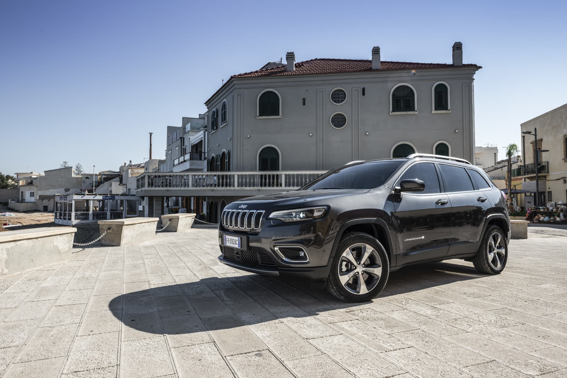 Vista lateral del Jeep Cherokee, mostrando su perfil robusto en un entorno urbano.