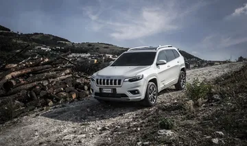Vista lateral del Jeep Cherokee mostrando su capacidad todoterreno.