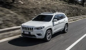 Vista lateral del Jeep Cherokee en movimiento mostrando líneas aerodinámicas.