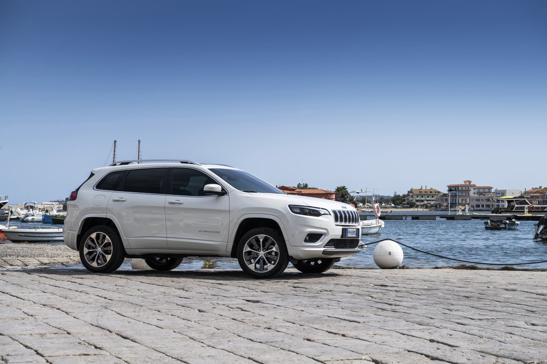 Vista trasera y lateral del Jeep Cherokee en entorno natural, destacando diseño y llantas.