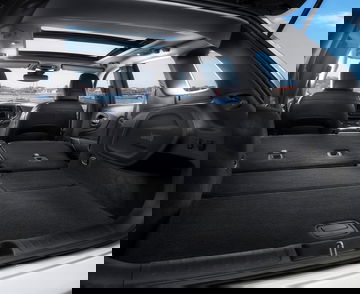 Amplio maletero del Jeep Cherokee, ideal para largos viajes.