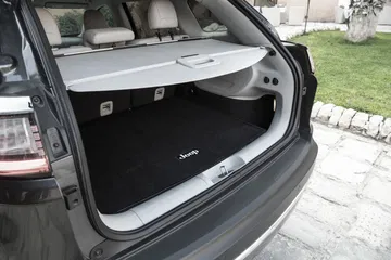 Vista del maletero abierto del Jeep Cherokee, amplio y práctico para carga