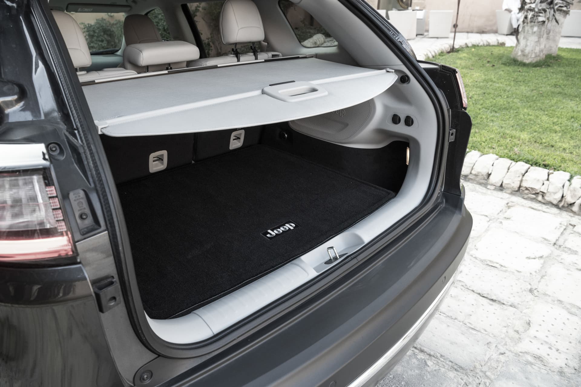 Vista del maletero abierto del Jeep Cherokee, amplio y práctico para carga