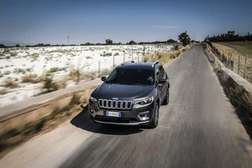 Jeep Cherokee en movimiento mostrando su dinamismo y diseño frontal