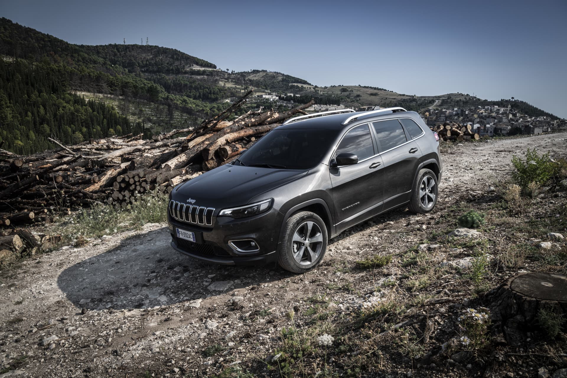 Versión Jeep Cherokee superando con soltura terreno abrupto.
