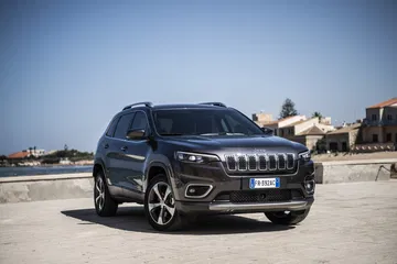 Vista angulada del Jeep Cherokee mostrando su robusta estética frontal.