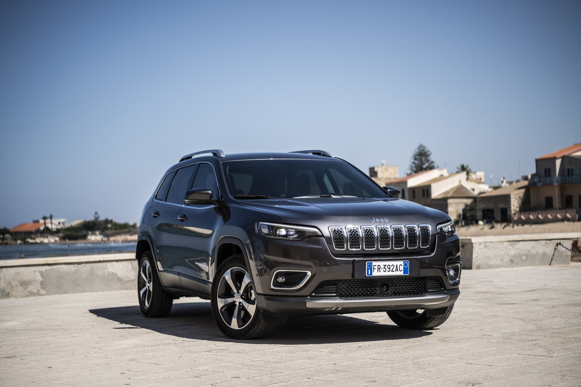 Vista angulada del Jeep Cherokee mostrando su robusta estética frontal.