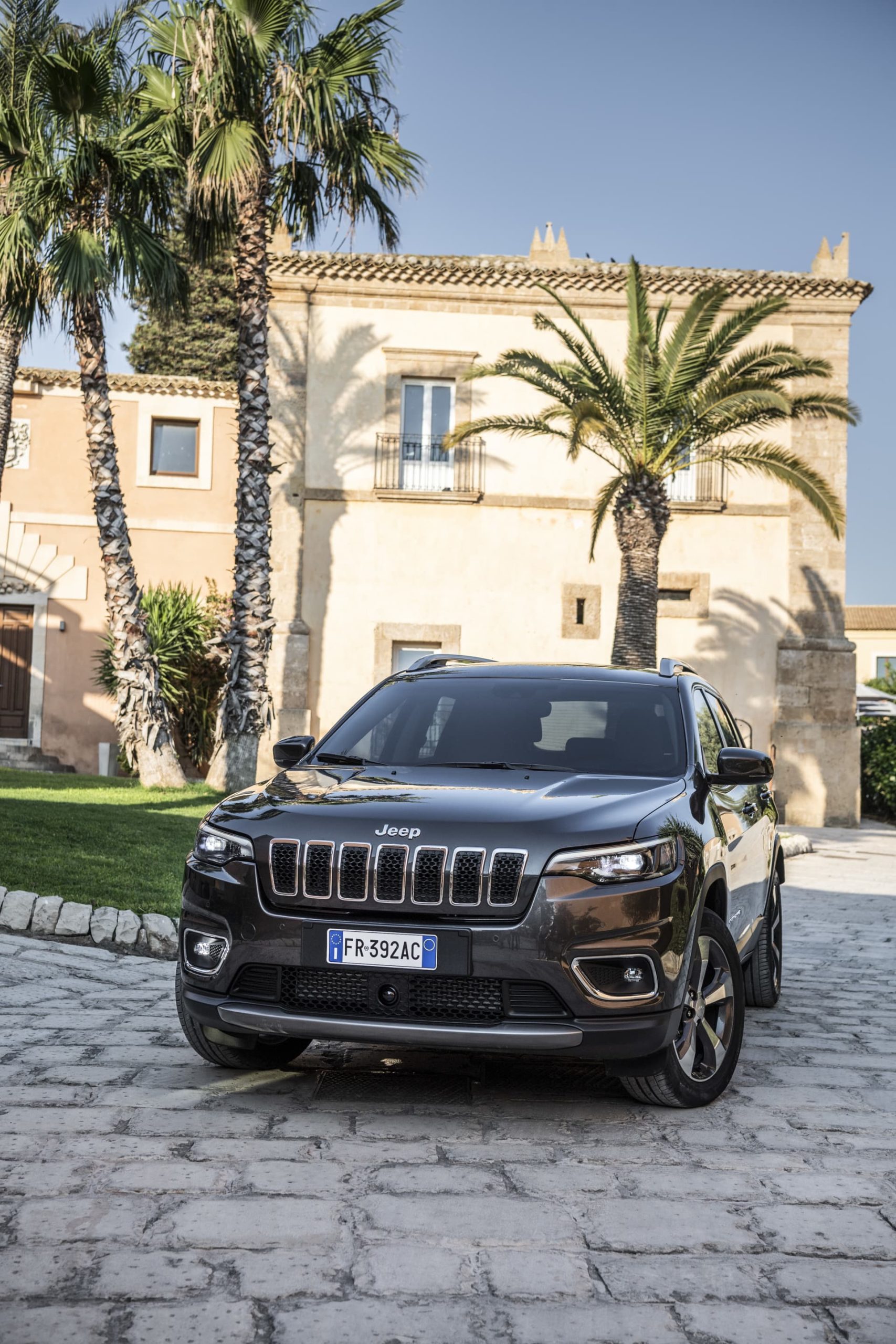 Vista angular delantera del Jeep Cherokee, mostrando líneas y estilo.