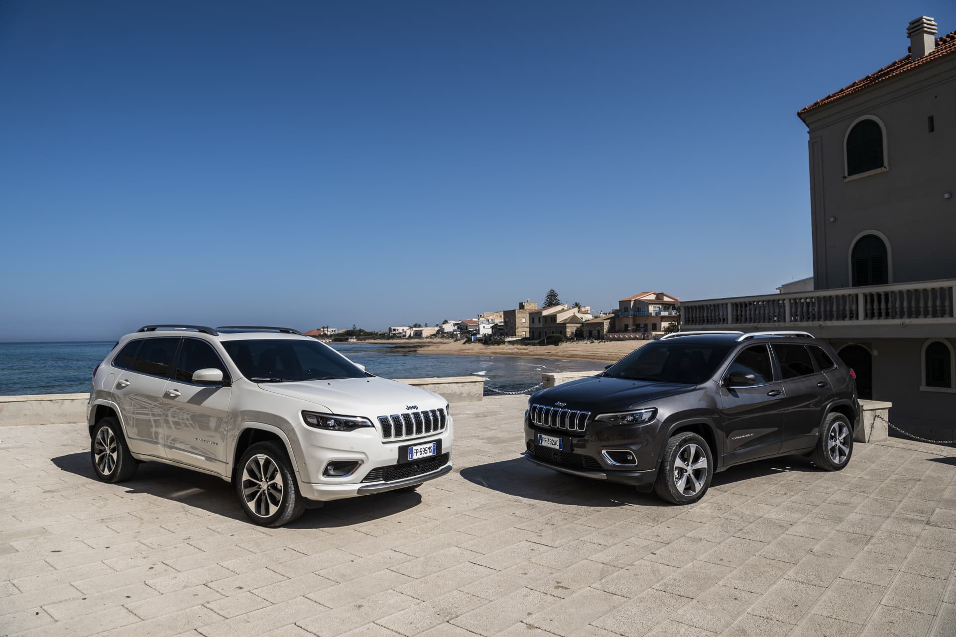 Vista delantera y lateral del Jeep Cherokee en un entorno costero.