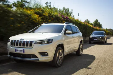 Vista frontal y lateral del Jeep Cherokee mostrando su robusto diseño.