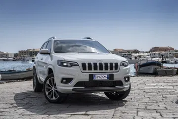Vista delantera y lateral del Jeep Cherokee, mostrando su imponente parrilla.