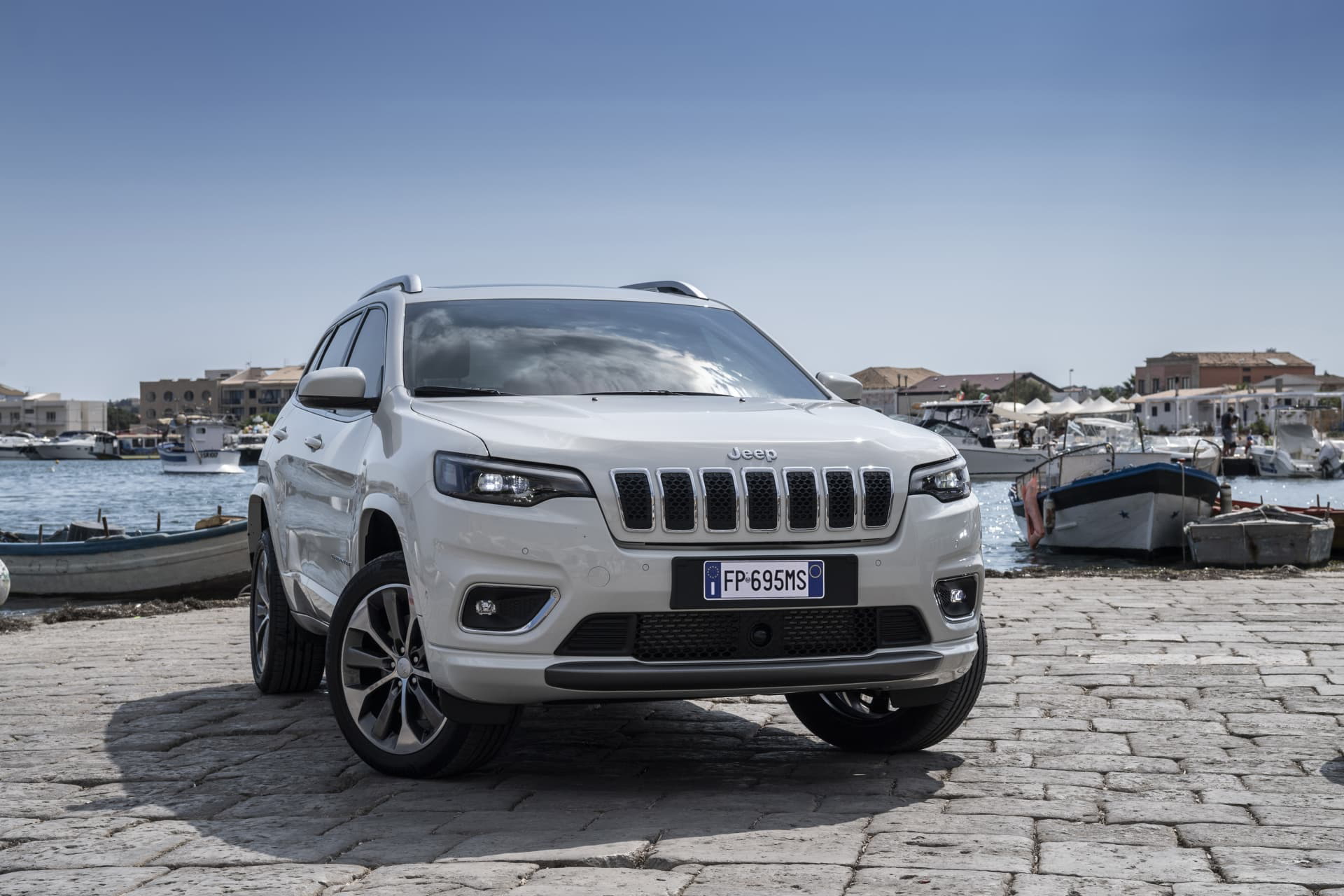 Vista delantera y lateral del Jeep Cherokee, mostrando su imponente parrilla.