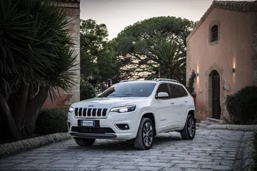 Vista angular del Jeep Cherokee destacando su robustez y diseño frontal.