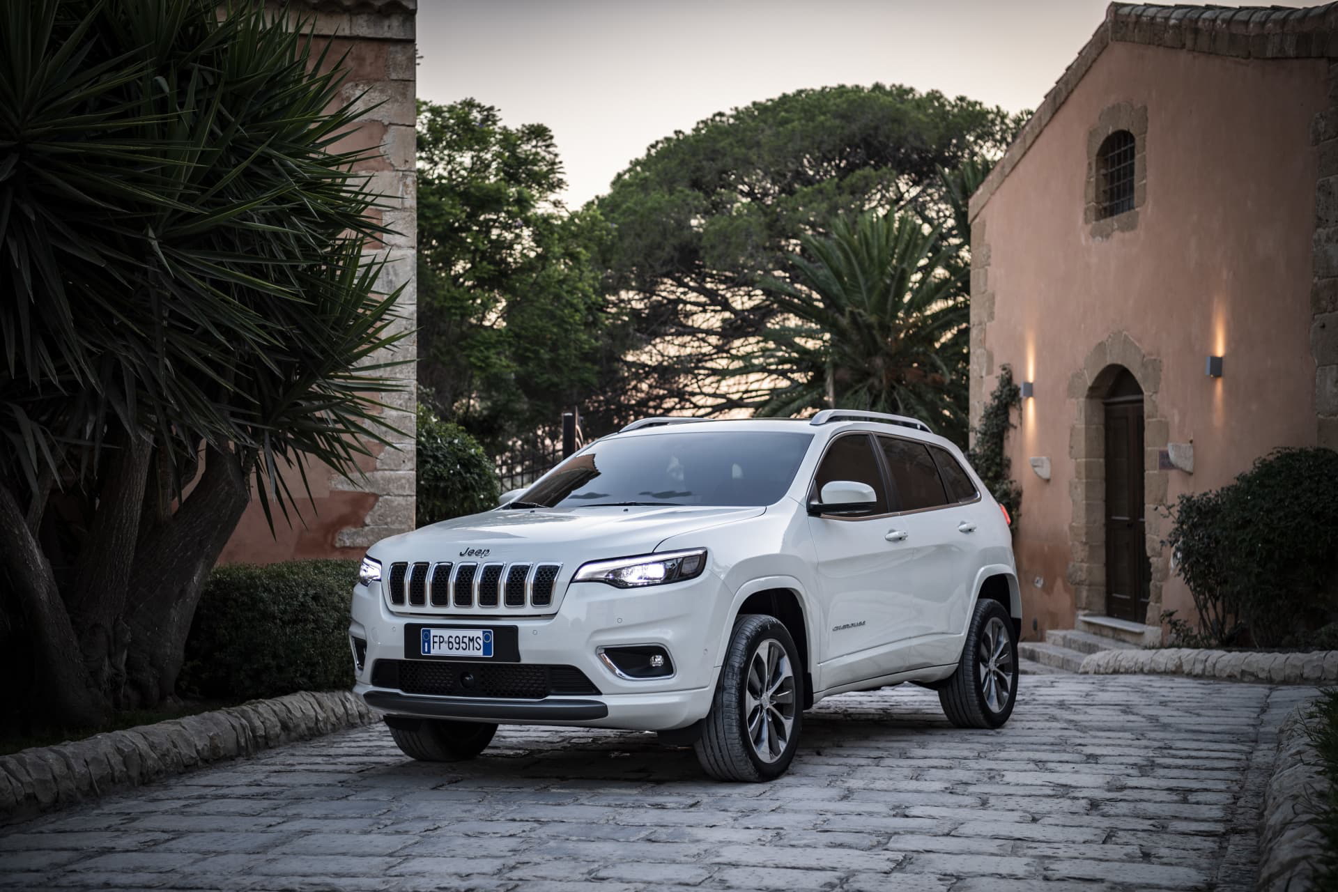 Vista angular del Jeep Cherokee destacando su robustez y diseño frontal.