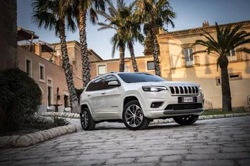 Vista angular del Jeep Cherokee mostrando su robusta estética