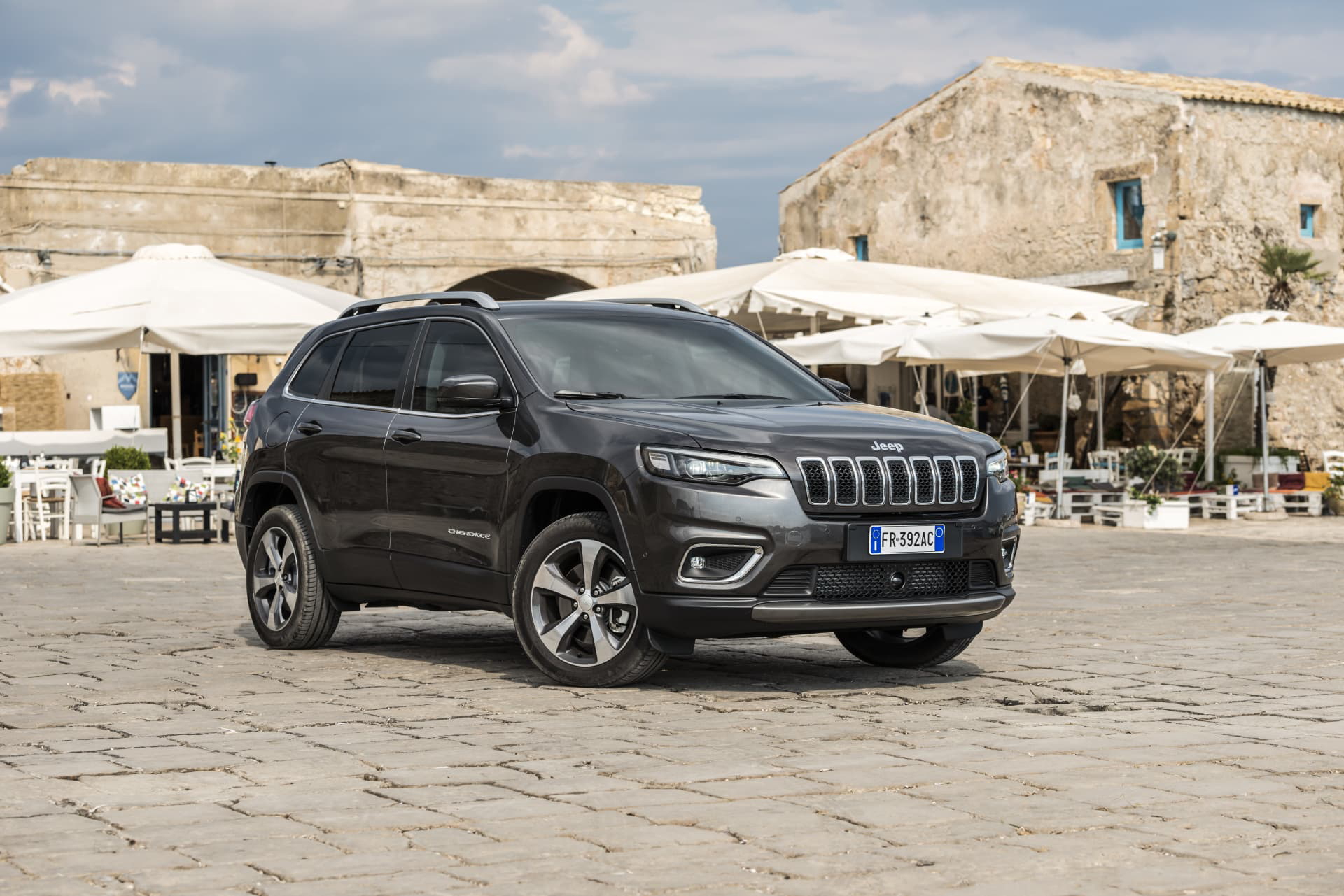 Vista lateral que muestra el diseño dinámico del Jeep Cherokee.