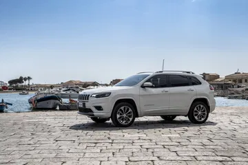 Vista lateral del Jeep Cherokee revelando su perfil aerodinámico