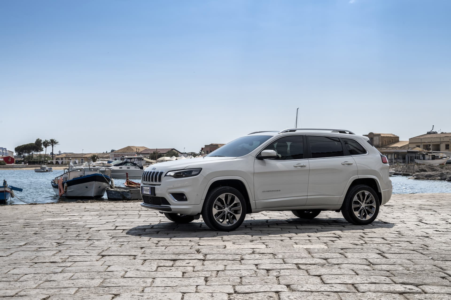 Vista lateral del Jeep Cherokee revelando su perfil aerodinámico
