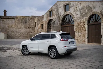 Vista lateral del Jeep Cherokee que muestra su perfil robusto y aerodinámico.