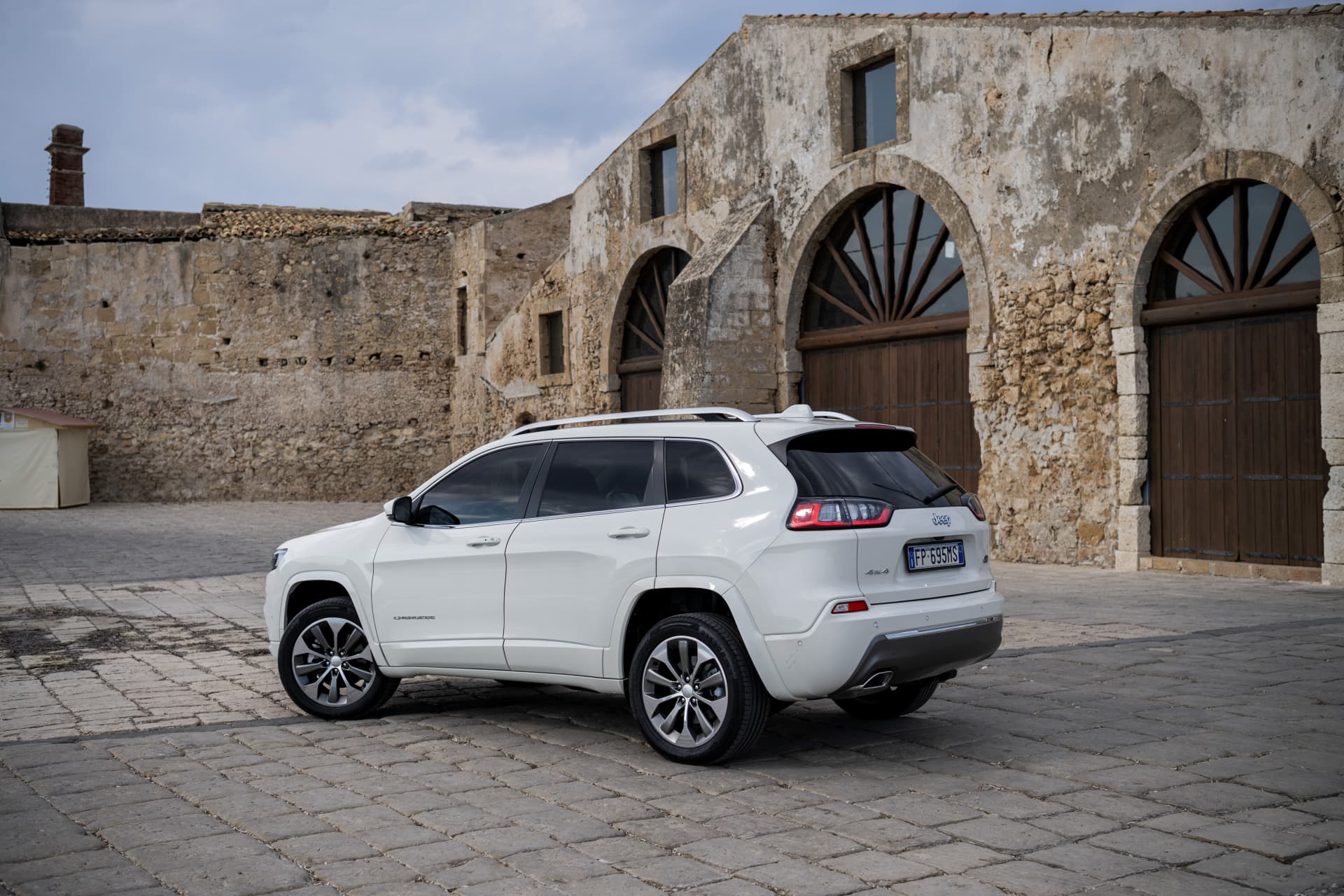 Vista lateral del Jeep Cherokee que muestra su perfil robusto y aerodinámico.