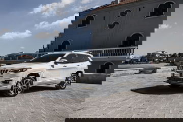 Vista lateral del Jeep Cherokee mostrando su diseño robusto y aerodinámico.