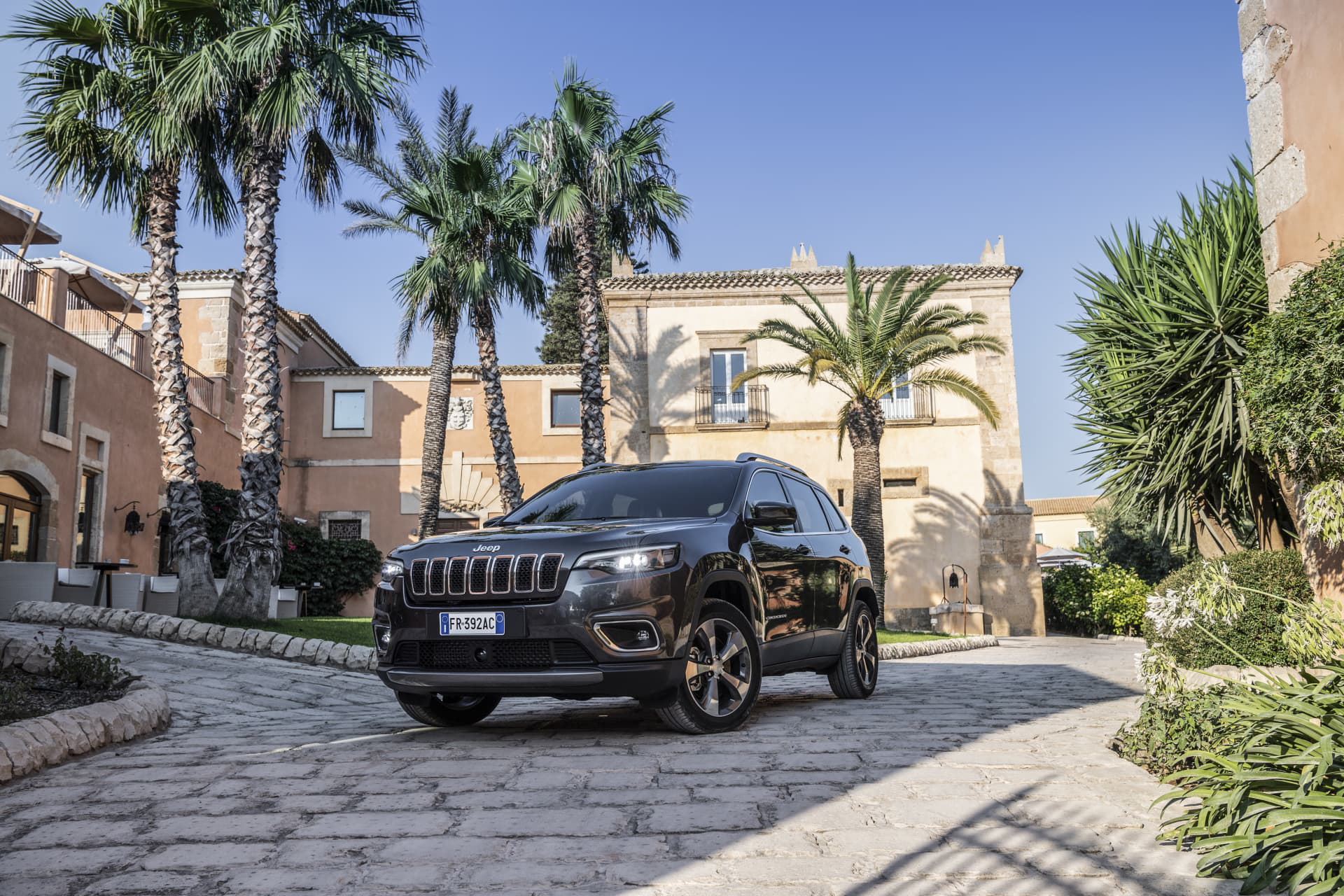 Vista angular del Jeep Cherokee destacando su robusto diseño frontal