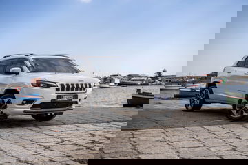 Vista lateral delantera del Jeep Cherokee, destacando su diseño robusto.