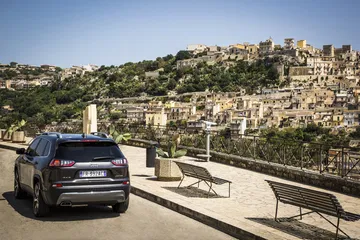 Vista atractiva del Jeep Cherokee mostrando su diseño trasero y lateral.