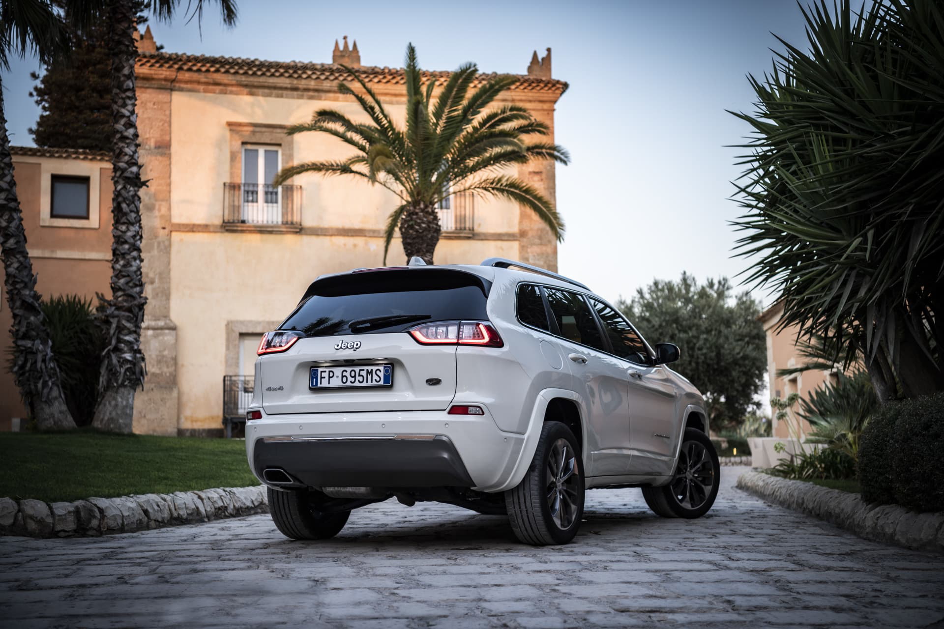 Vista trasera y lateral del Jeep Cherokee, apreciable diseño robusto y aventurero.