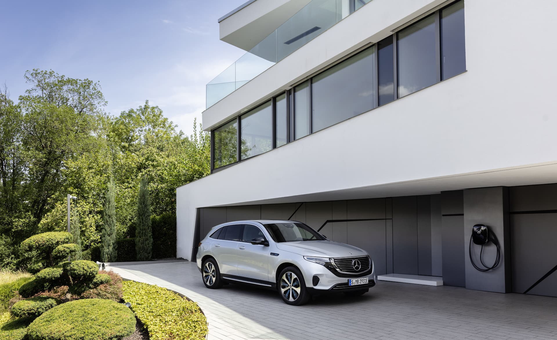 Der Neue Mercedes Benz Eqc: Der Mercedes Benz Unter Den Elektrofahrzeugen The New Mercedes Benz Eqc: The Mercedes Benz Among Electric Vehicles