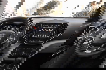 Volante multifuncional con instrumentación digital del Jeep Cherokee.