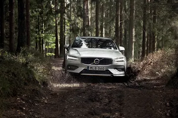 Volvo V60 Cross Country 2019 17