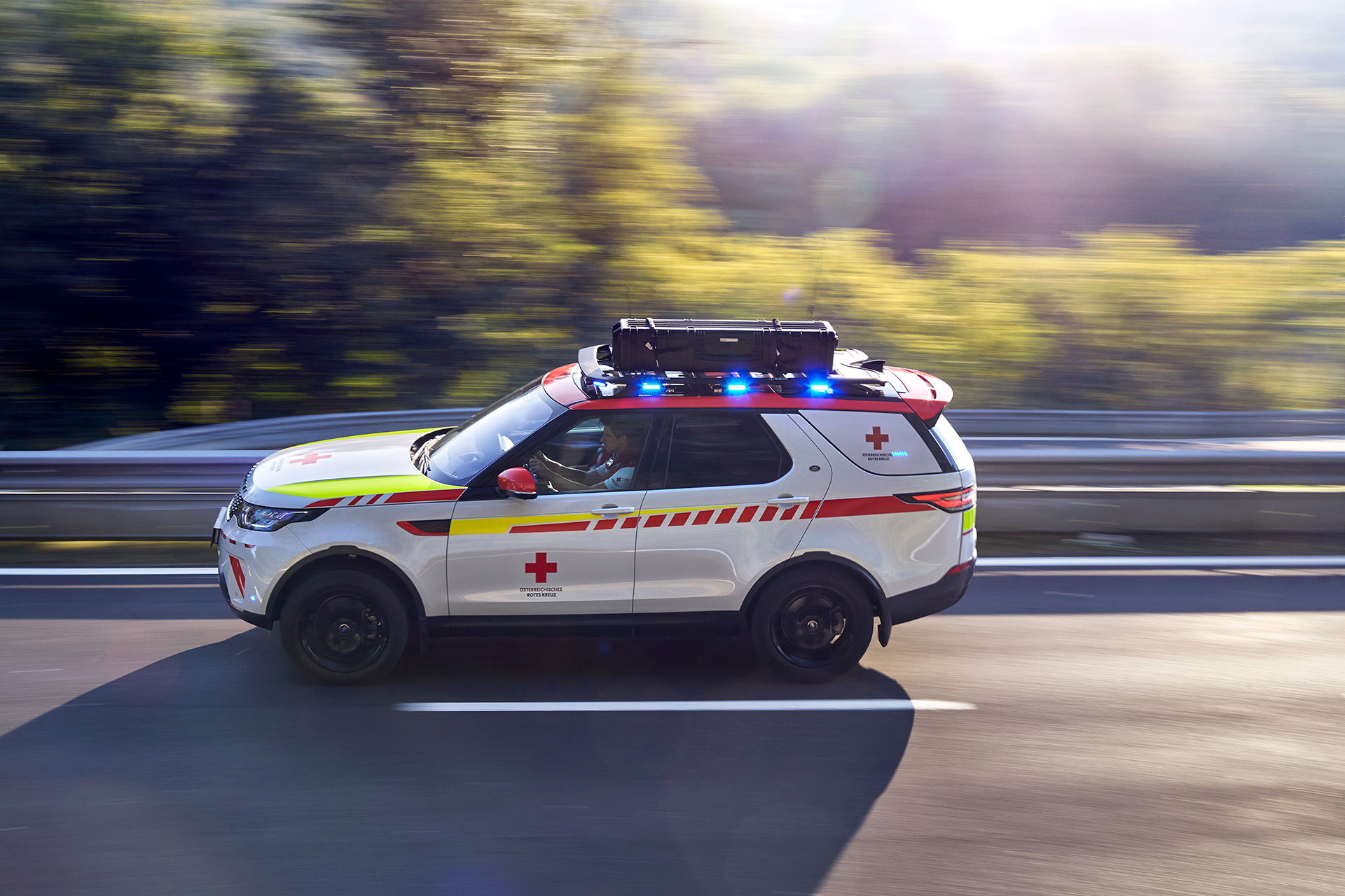 Land Rover Discovery Life Saving 2018 01
