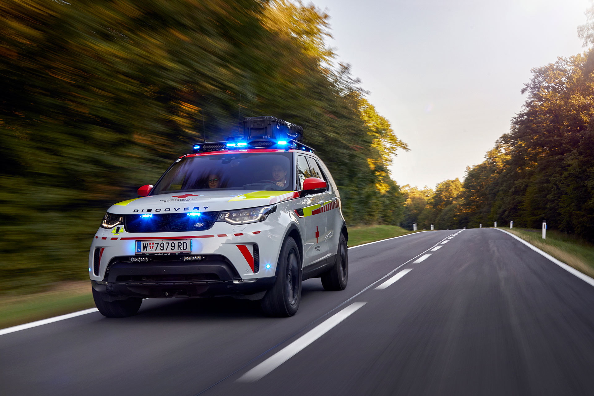 Land Rover Discovery Life Saving 2018 05