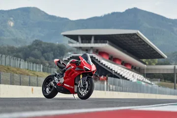 04 Ducati Panigale V4 R Action Uc69242 Mid