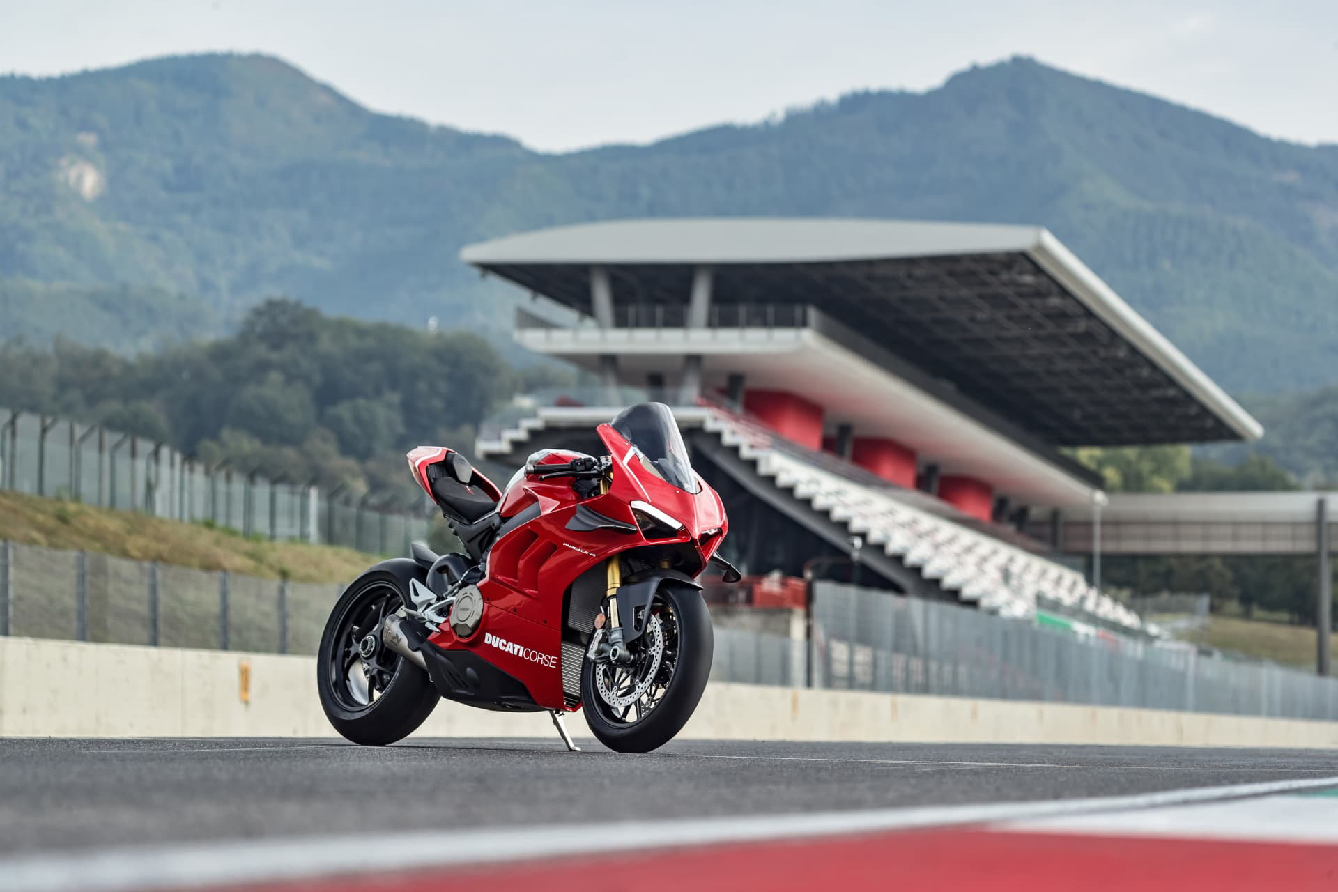 04 Ducati Panigale V4 R Action Uc69242 Mid