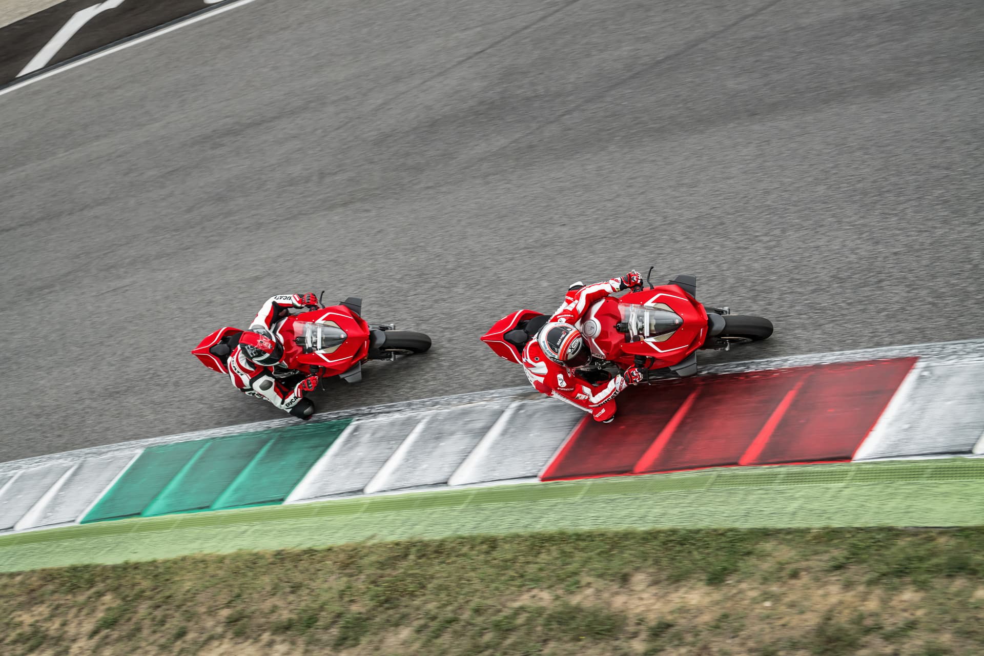 09 Ducati Panigale V4 R Action Uc69246 Mid