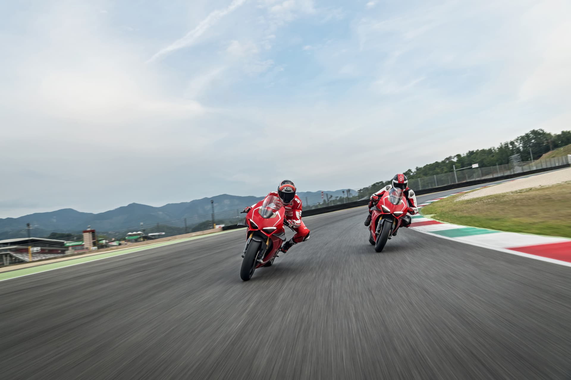 12 Ducati Panigale V4 R Action Uc69249 Mid