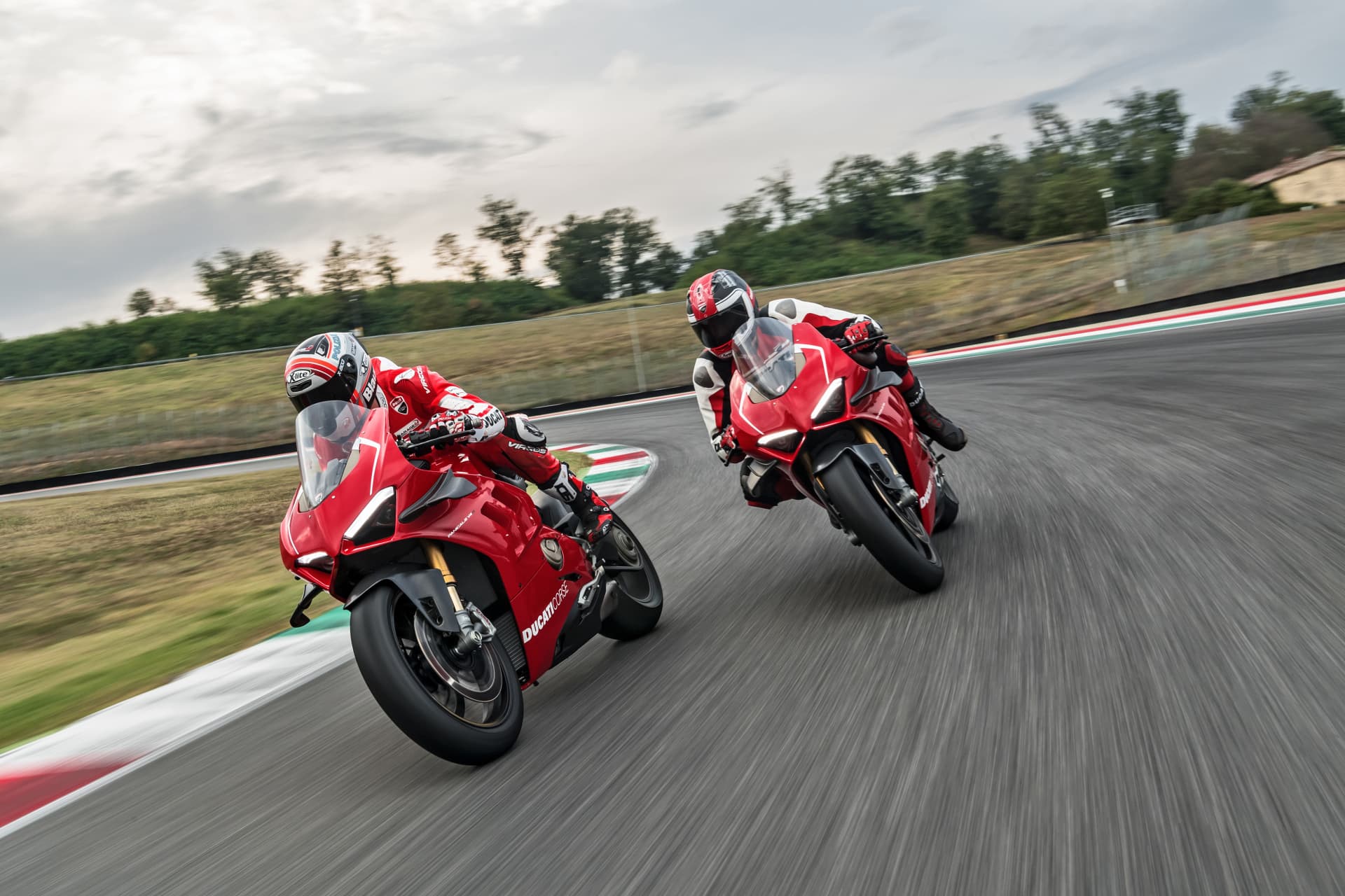 13 Ducati Panigale V4 R Action Uc69250 Mid