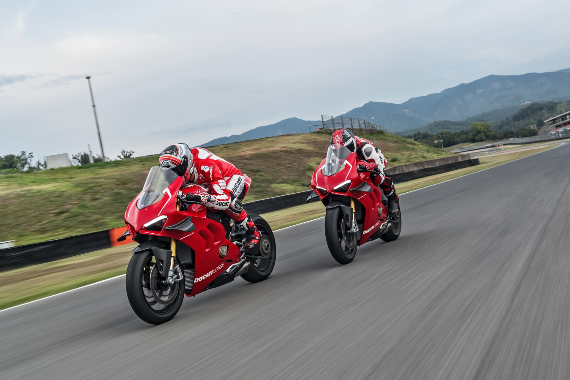 14 Ducati Panigale V4 R Action Uc69251 Mid