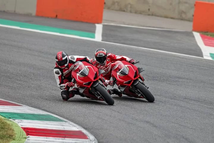 17 Ducati Panigale V4 R Action Uc69254 Mid