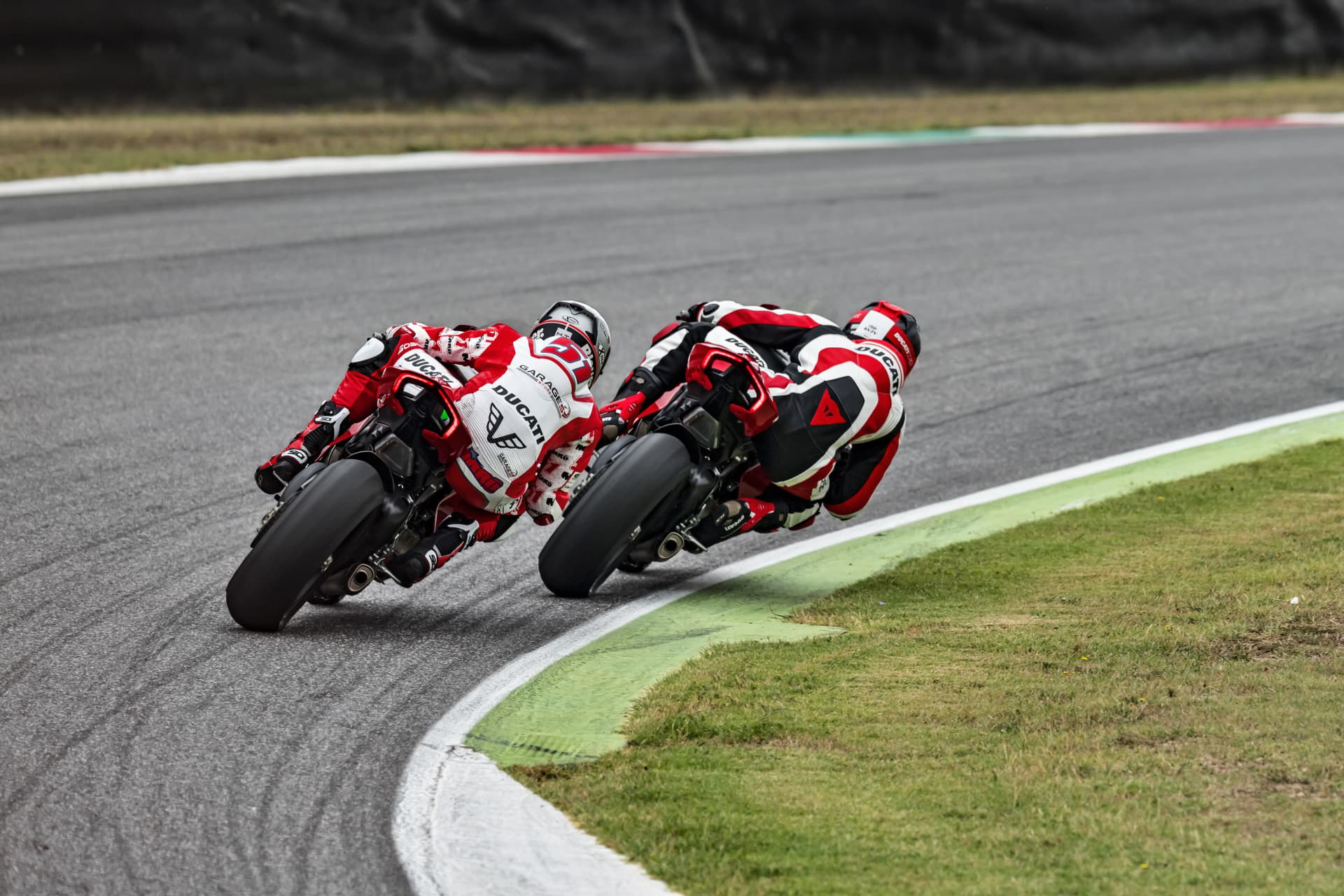 19 Ducati Panigale V4 R Action Uc69256 Mid