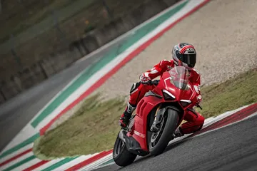 24 Ducati Panigale V4 R Action Uc69261 Mid