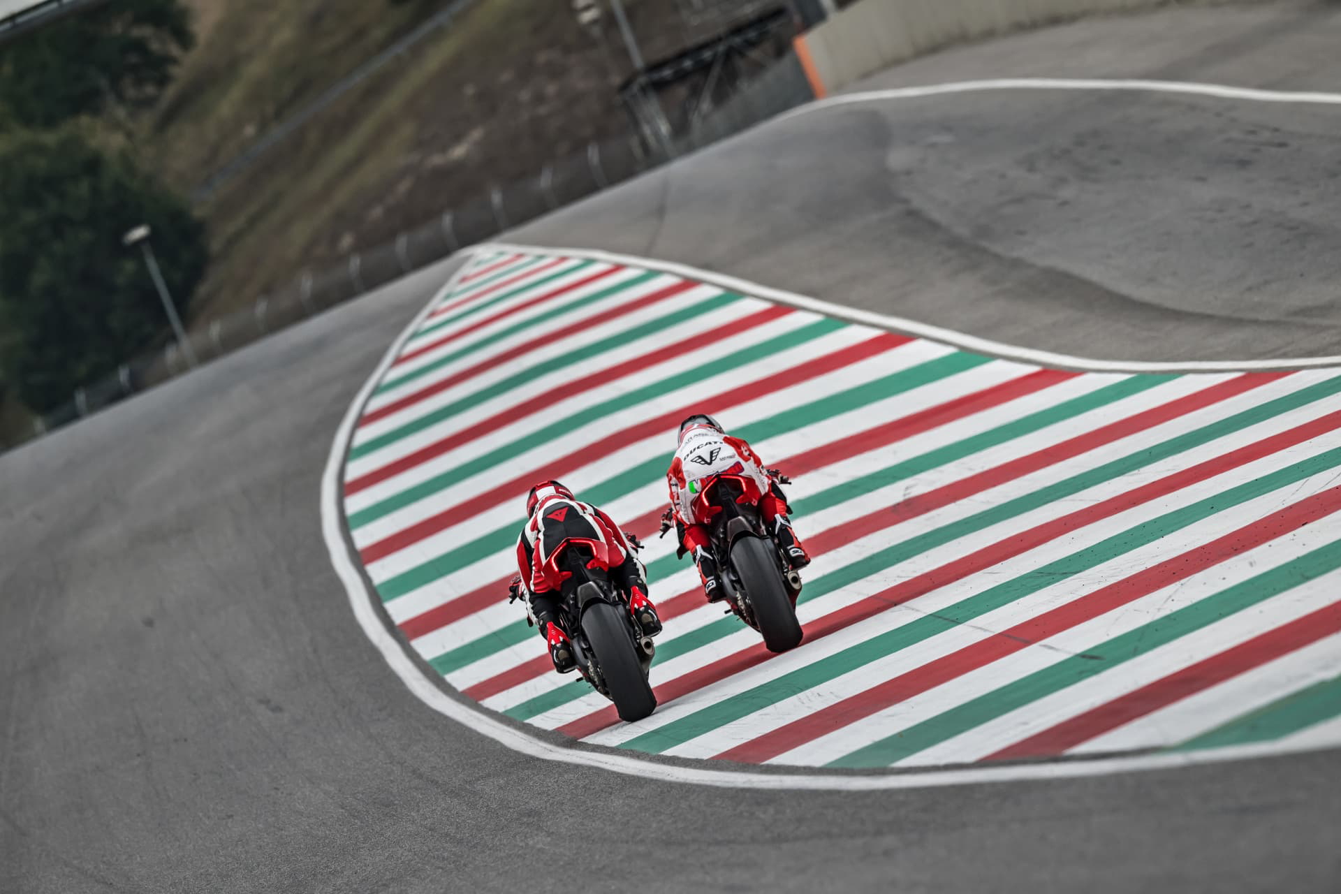25 Ducati Panigale V4 R Action Uc69262 Mid