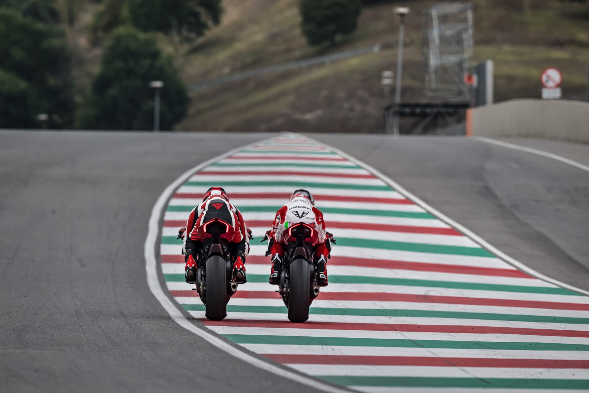 26 Ducati Panigale V4 R Action Uc69263 Mid