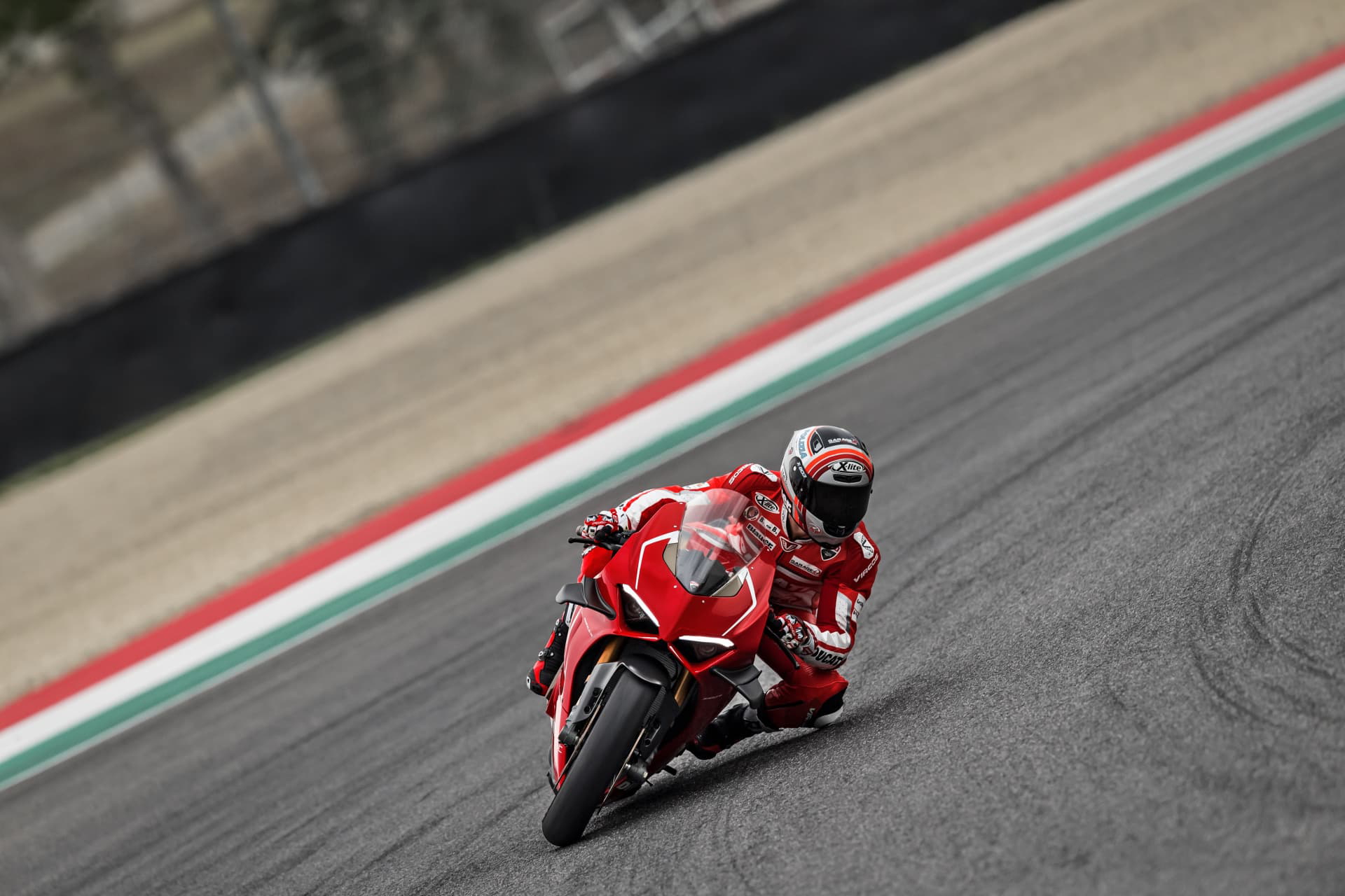 30 Ducati Panigale V4 R Action Uc69267 Mid