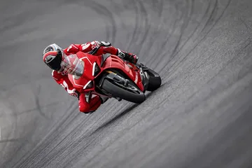 32 Ducati Panigale V4 R Action Uc69269 Mid