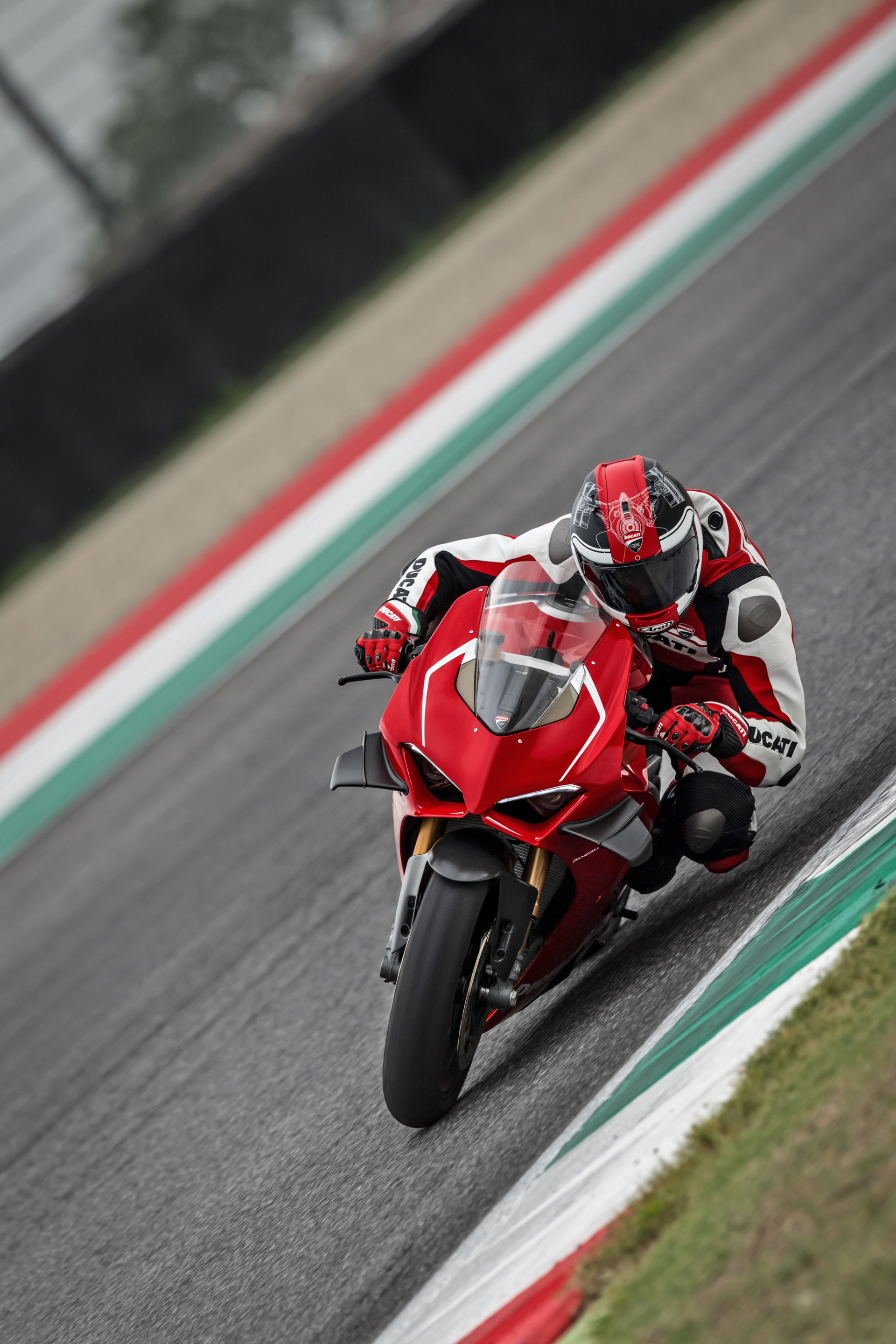 33 Ducati Panigale V4 R Action Uc69268 Mid