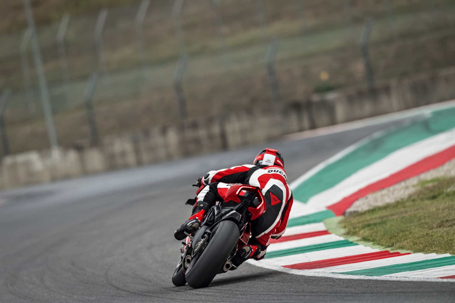 35 Ducati Panigale V4 R Action Uc69272 Mid